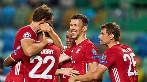 Sie jubeln - und sie sind fokussiert: Serge Gnabry, Doppel-Torschütze im Halbfinale gegen Lyon, lässt sich von Leon Goretzka, Roberbert Lewandowski, Thiago, Ivan Perisic und Thomas Müller feiern.