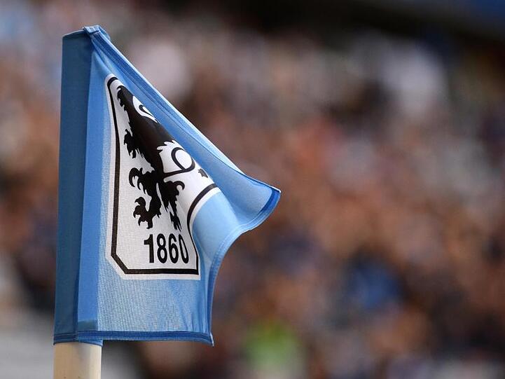 Das Logo der TSV 1860 München ist auf einer Eckfahne zu sehen. Foto: picture alliance / dpa/Archivbild