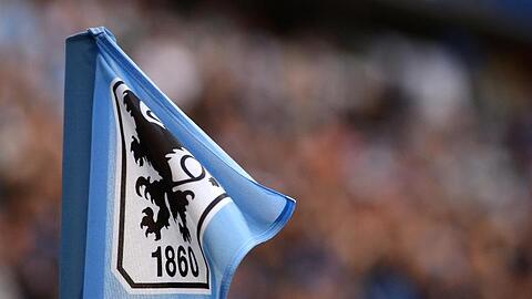 Das Logo der TSV 1860 München ist auf einer Eckfahne zu sehen. Foto: picture alliance / dpa/Archivbild