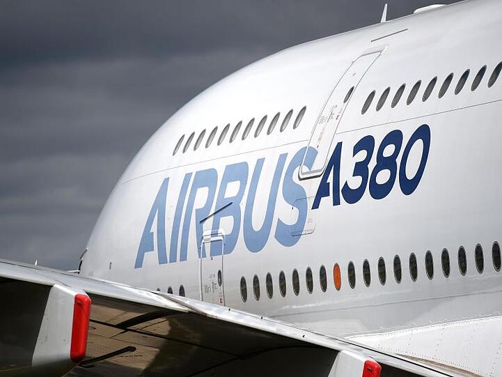 Ein Airbus A380 des europäischen Flugzeugherstellers Airbus bei der Farnborough International Airshow.