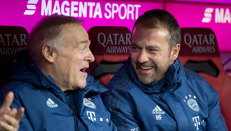 Hermann Gerland (l.) und Hansi Flick arbeiteten gemeinsam beim FC Bayern und holten 2020 das Triple. (Archivbild)