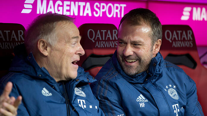 Hermann Gerland (l.) und Hansi Flick arbeiteten gemeinsam beim FC Bayern und holten 2020 das Triple. (Archivbild)