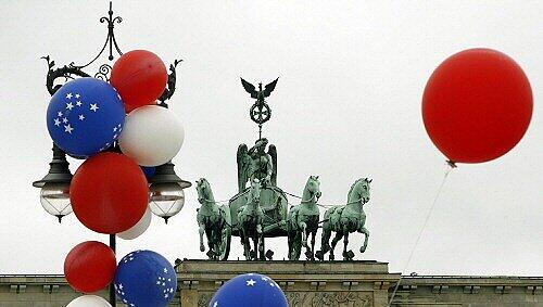Amerikas Farben vor dem Brandenburger Tor Amerikas Farben vor dem Brandenburger Tor