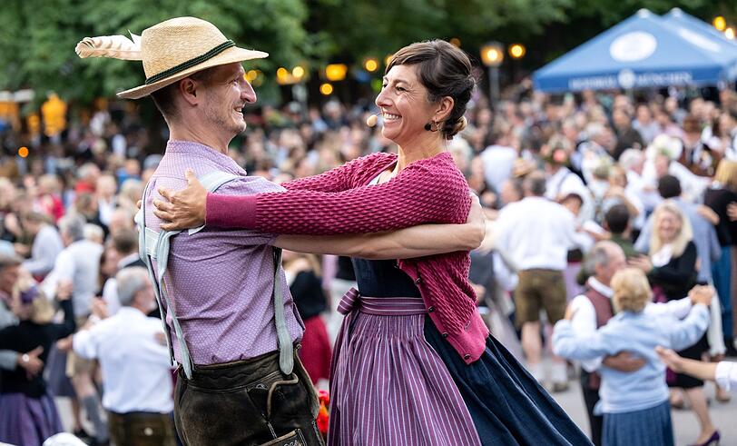 Die Tanzlehrer tanzen beim traditionellen Kocherlball am Chinesischen Turm auf der Bühne.