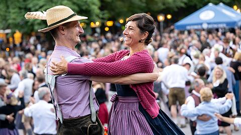 Die Tanzlehrer tanzen beim traditionellen Kocherlball am Chinesischen Turm auf der Bühne.