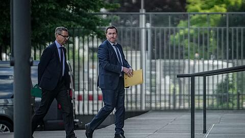 Der amtierende Geschäftsträger der russischen Botschaft Alexej Korljakow (r) auf dem Weg in das Auswärtige Amt.