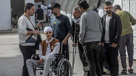 Das Foto zeigt Ahmed auf dem Gel&auml;nde des Krankenhauses des Roten Halbmondes im Gazastreifen im Februar 2026. Lange habe er sich um die Evakuierung seines Sohnes bem&uuml;ht. Es sei eine sehr schwierige Zeit gewesen, sagt Ahmeds Vater.