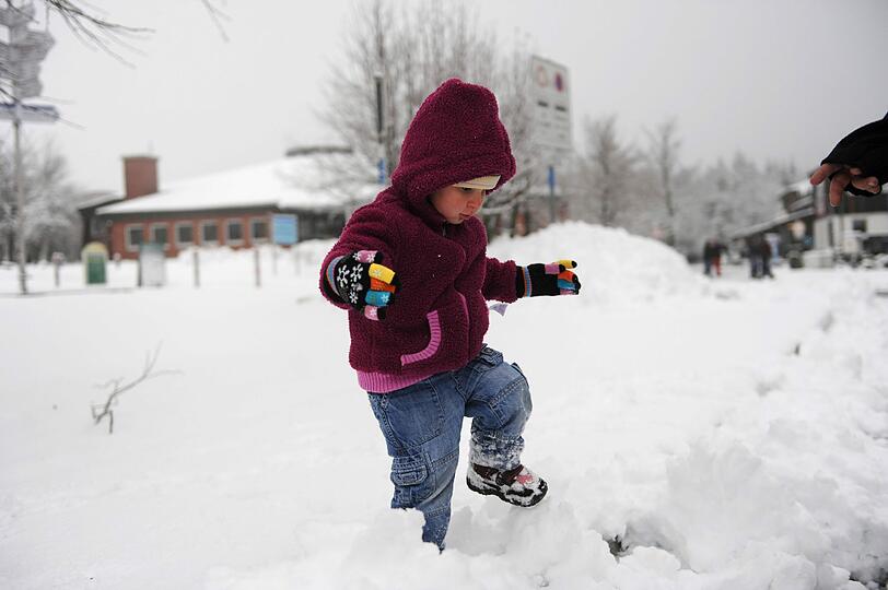 Wintersportfreunde können sich freuen: In einigen Regionen Bayerns hat sich am Montag endlich der Winter blicken lassen - auch in anderen Teilen Deutschlands fiel Schnee.