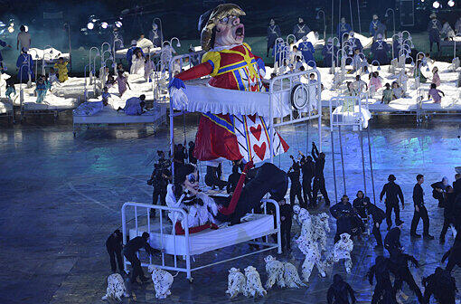 Die Feuerwerke funkelten, die Show faszinierte und ganz London war in Aufruhr: Am Freitagabend wurden die Olympischen Spiele 2012 mit viel Bombast eröffnet.