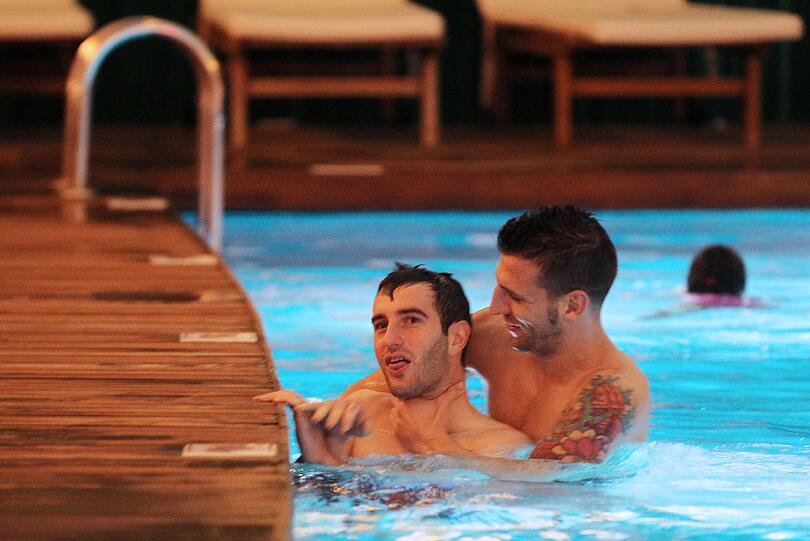 Die Sechzger plantschen in Belek im Pool.