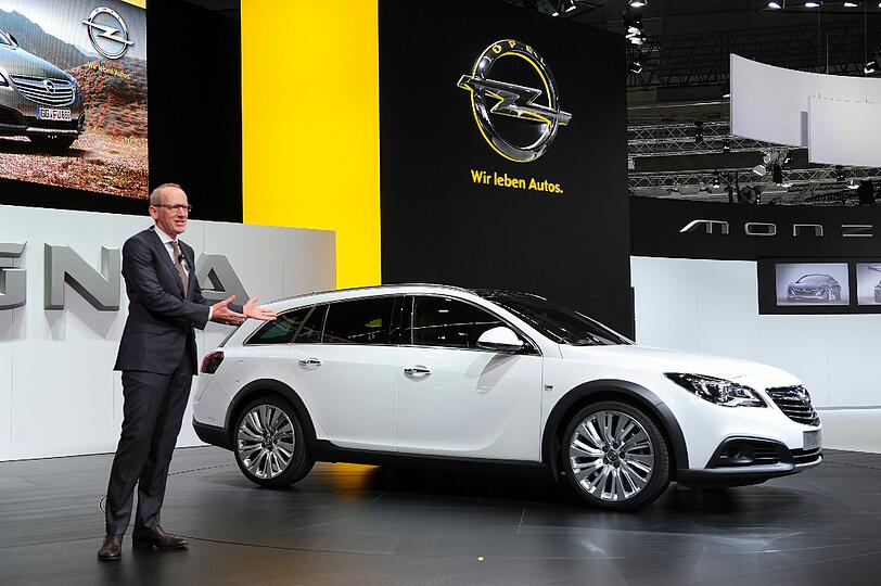 Mit frischer Optik und verändertem Fahrwerk geht Opel mit dem überarbeiteten Insignia OPC auf der IAA an den Start.