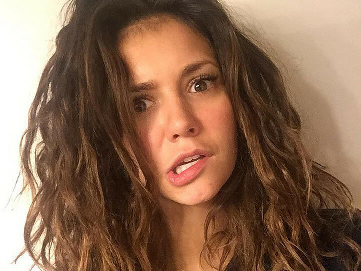 Nina Dobrev befindet sich derzeit auf Reisen - wie passend, dass ein Instagram-Bild die Schauspielerin mit "Road trip hair" zeigt. Eine Entschuldigung für ihre zerzauste Mähne liefert Dobrev mit dem Hashtag #IWokeUpLikeThis (Ich bin so aufgewacht).