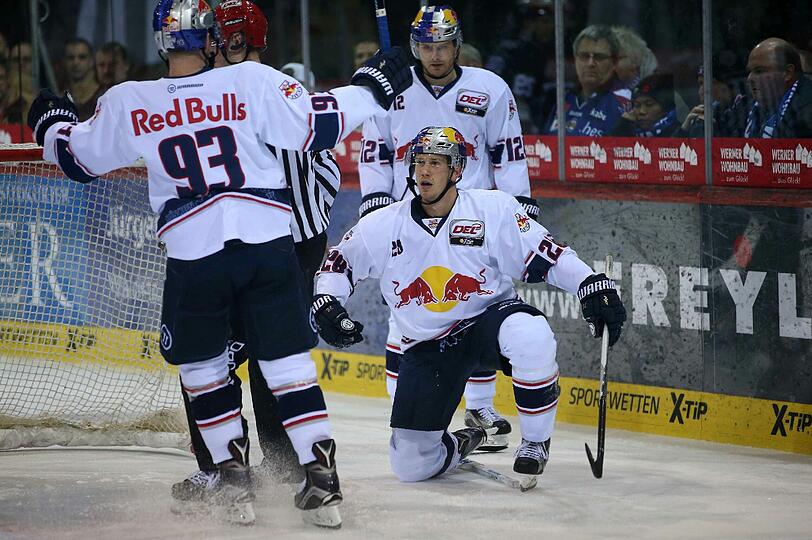 Der EHC München um Torschütze Fran Mauer (auf Knien) feiert das 5:0 in Schwenningen.