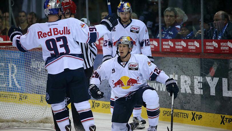 Der EHC München um Torschütze Fran Mauer (auf Knien) feiert das 5:0 in Schwenningen. Der EHC München um Torschütze Fran Mauer (auf Knien) feiert das 5:0 in Schwenningen.