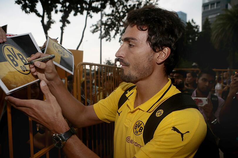 Wird Mats Hummels auch in der nächsten Saison noch Autogrammkarten des BVB unterschreiben?