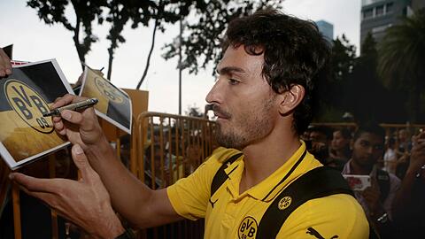 Wird Mats Hummels auch in der nächsten Saison noch Autogrammkarten des BVB unterschreiben?