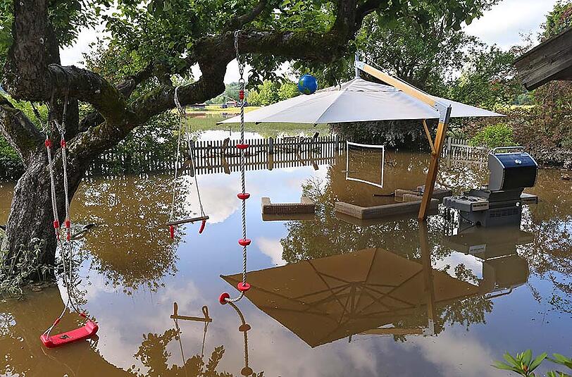 Dieses Bild vom vergangenen Montag zeigt einen Garten im oberbayerischen Polling nach dem Hochwasser. (Archivbild)