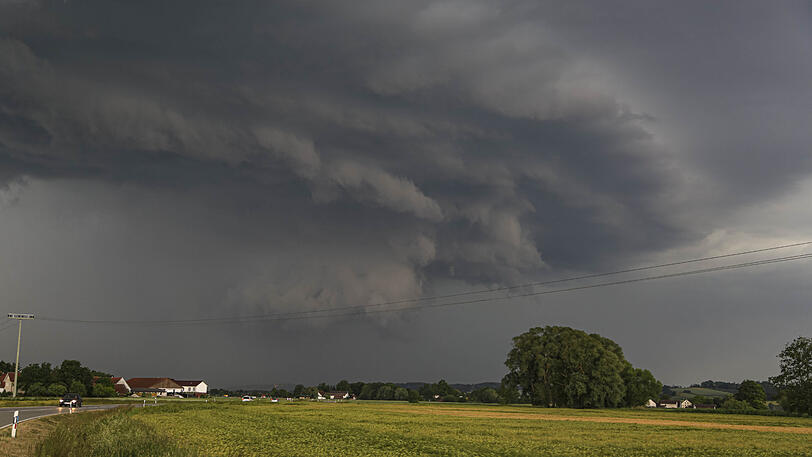 Die Gewitterzelle entlud sich mit Hagel, Starkregen und mächtig Wind.