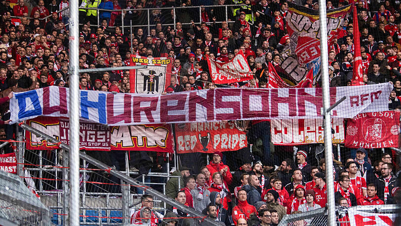 Dieses Plakat hielten Bayern-Ultras im Spiel gegen Hoffenheim in die Höhe. Dieselbe Beleidigung verwendeten Schalke-Fans gegen Manuel Neuer. Dieses Plakat hielten Bayern-Ultras im Spiel gegen Hoffenheim in die Höhe. Dieselbe Beleidigung verwendeten Schalke-Fans gegen Manuel Neuer.