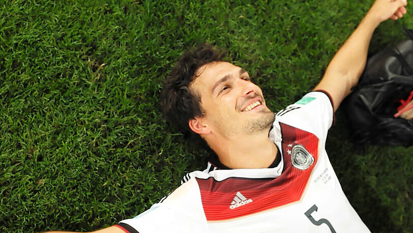 Mats Hummels liegt nach dem Final-Abpfiff in Rio de Janeiro glücklich auf dem Rasen Mats Hummels liegt nach dem Final-Abpfiff in Rio de Janeiro glücklich auf dem Rasen