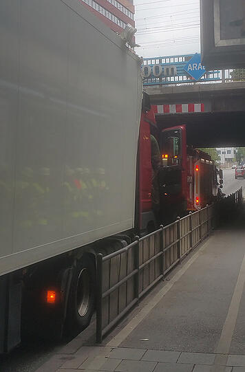 Der Lkw schrammte mit dem Dach gegen die Decke der Unterführung in der Rosenheimer Straße. Die Bilder.