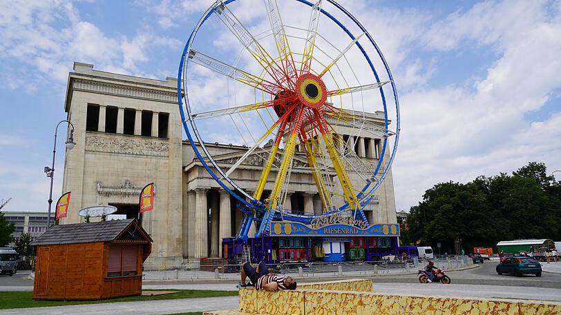 Zum Teil schon aufgebaut: Das Riesenrad am Königsplatz.