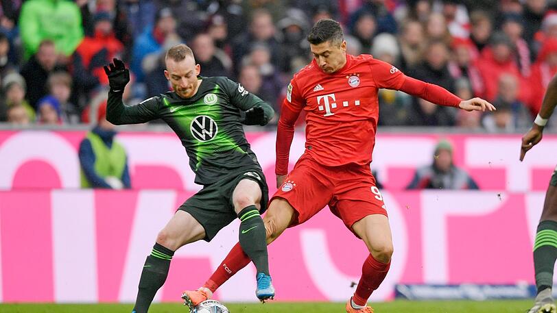 Robert Lewandowski im Zweikampf mit Wolfsburgs Maximilian Arnold.