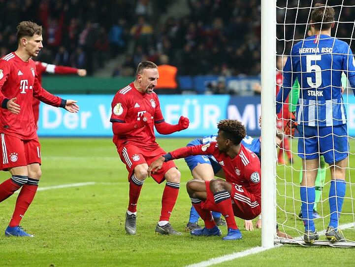 Die Münchner jubeln mit dem Torschützen Kingsley Coman (links neben dem Pfosten) über den Treffer zum 3:2 in der Verlängerung. Foto. Andreas Gora