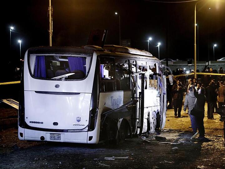 Sicherheitskräfte nach dem Bombenanschlag auf einen Bus am Anschlagsort.