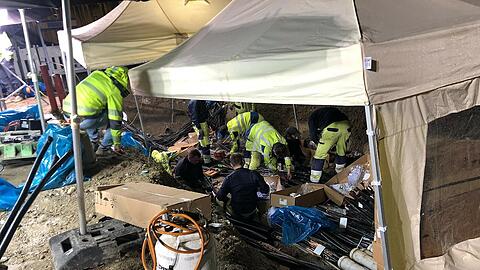 In Schichten arbeiten die SWM-Experten die Schäden nach und nach ab.