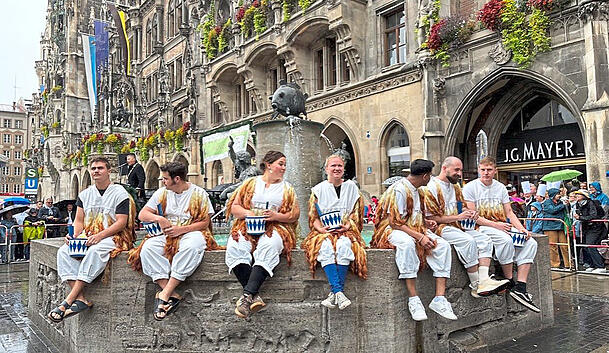 Die besten Lehrlinge ihres Jahrgangs warten auf das Kommando, in den Brunnen zu springen. Durchfeuchtet sind sie jetzt schon. Foto: Nina Job Die besten Lehrlinge ihres Jahrgangs warten auf das Kommando, in den Brunnen zu springen. Durchfeuchtet sind sie jetzt schon. Foto: Nina Job