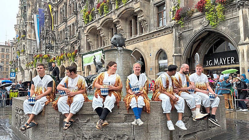 Die besten Lehrlinge ihres Jahrgangs warten auf das Kommando, in den Brunnen zu springen. Durchfeuchtet sind sie jetzt schon. Foto: Nina Job Die besten Lehrlinge ihres Jahrgangs warten auf das Kommando, in den Brunnen zu springen. Durchfeuchtet sind sie jetzt schon. Foto: Nina Job