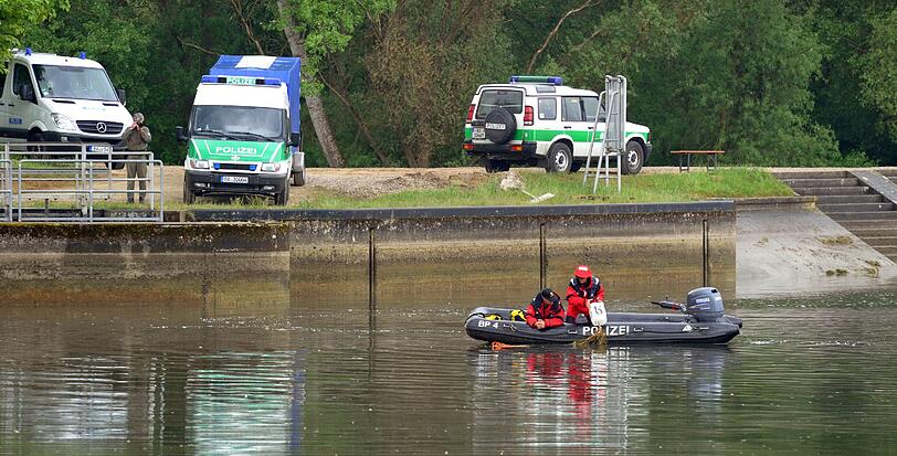 Hier zieht die Polizei das Wohnmobil des vermissten Ehepaares aus der Donau.