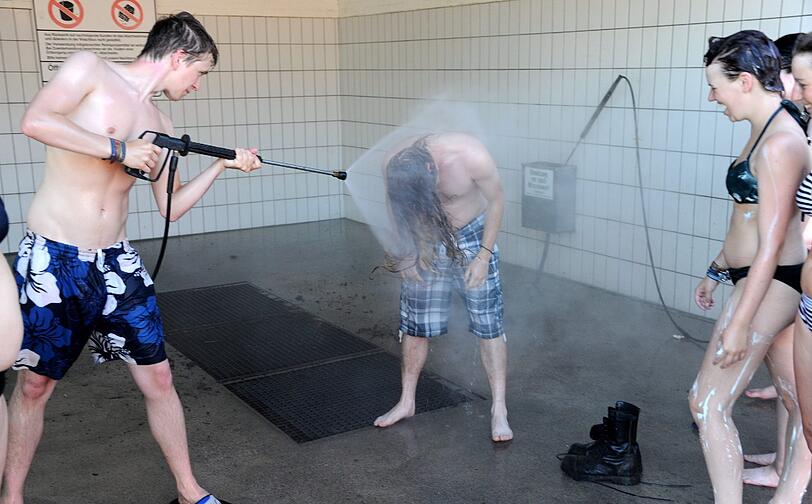 Wacken-Besucher auf der Sucher nach Erfrischung: Freibad oder Autowaschanlage - Hauptsache kühl!
