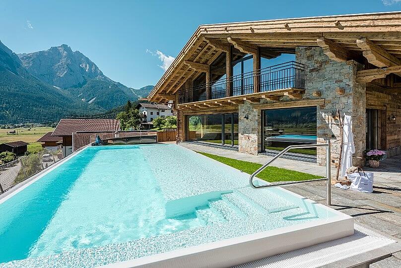 Direkt vor dem neuen Saunahaus befindet sich der Sole-Pool.