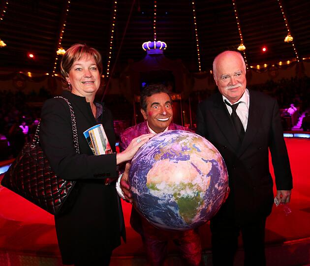 Hier nehmen Peter Gauweiler und seine Frau Eva den Clown in ihre Mitte.