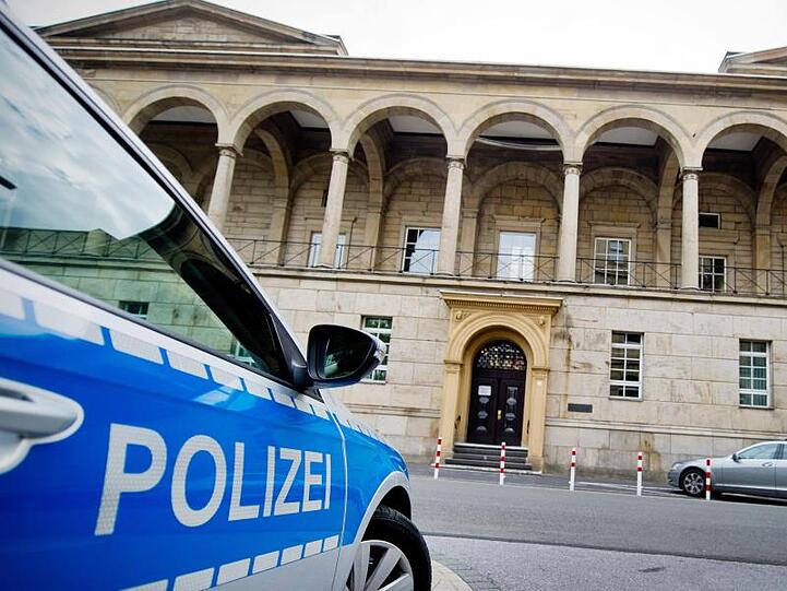 Ein Polizeifahrzeug vor dem Landgericht in Wuppertal.