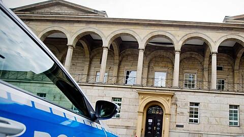 Ein Polizeifahrzeug vor dem Landgericht in Wuppertal.