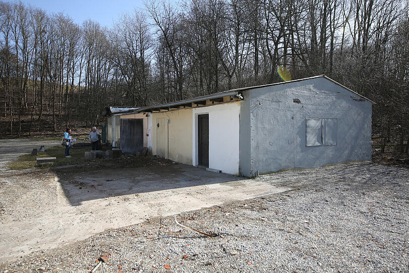 Von außen unscheinbar, aber drinnen ein Werkstatt-Kleinod: Diese Baracke nutzt Bildhauer Toni Preis seit über 30 Jahren als Atelier.