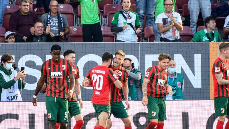 Augsburgs Torschütze Florian Niederlechner (M) jubelt mit seiner Mannschaft über den Treffer zum 1:0.