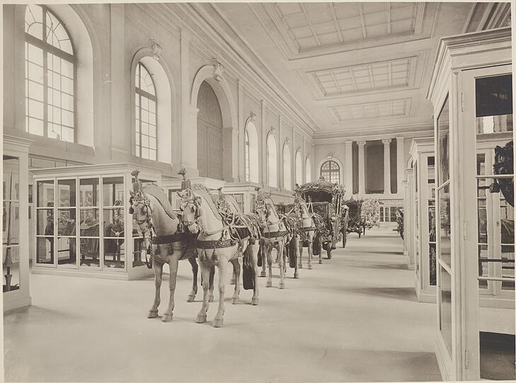 Prunkkutschen im Marstallgebäude 1930 hinter der Residenz.