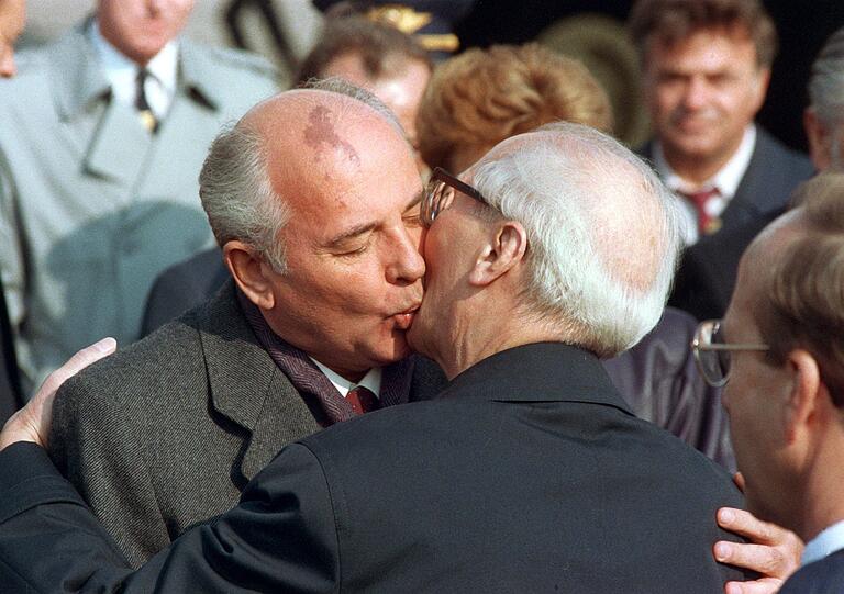 Michail Gorbatschow wird nach seiner Ankunft zu den Feierlichkeiten zum 40-jährigen Staatsjubiläum der DDR am 6. Oktober 1989 in Ost-Berlin vom Staatsratsvorsitzenden Erich Honecker (r) mit dem traditionellen Bruderkuss willkommen geheißen.