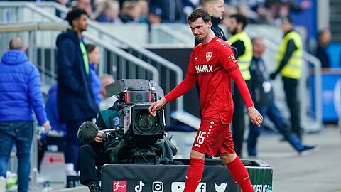 Stuttgarts Pascal Stenzel sah kurz vor der Pause die Gelb-Rote Karte.