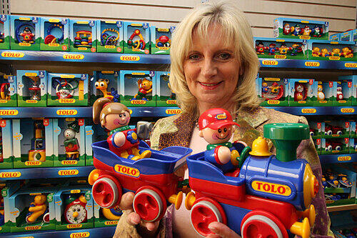 Dorit Paneutz ist für Tolo Toys und das Marketing der Gruppe zuständig und präsentiert das neueste Kleinkind-Spielzeug.
