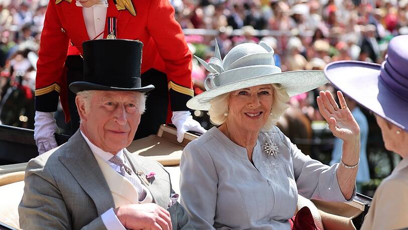 König Charles und Königin Camilla fuhren einmal mehr traditionsgemäß per Kutsche vor.
