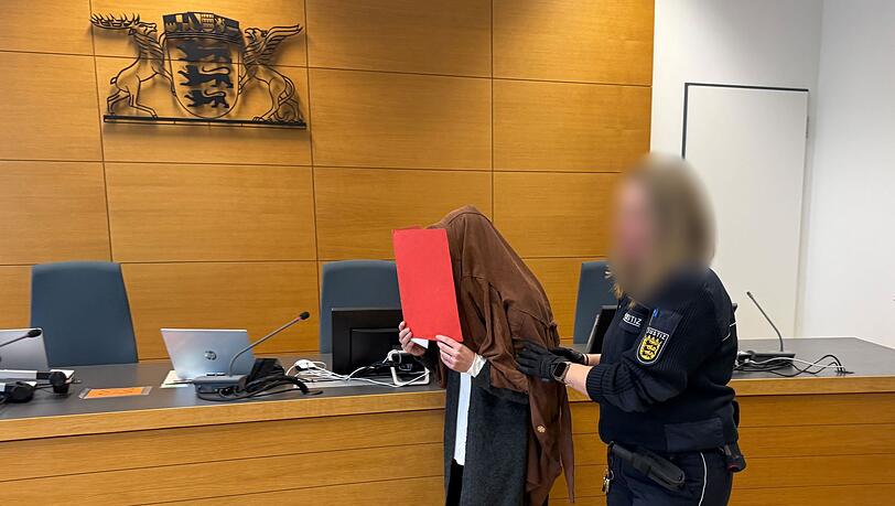 Eine Frau hat sich jahrelang als Lehrerin in Heidelberg und Homburg ausgegeben. Jetzt wurde sie in Heidelberg verurteilt. (Archivbild)