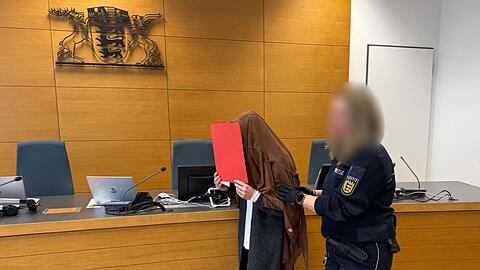 Eine Frau hat sich jahrelang als Lehrerin in Heidelberg und Homburg ausgegeben. Jetzt wurde sie in Heidelberg verurteilt. (Archivbild)