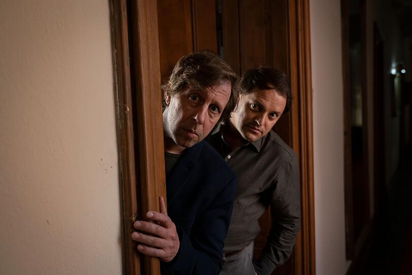 Ekki (Oliver Korittke, links) und Kommissar Drechshage (Stefan Haschke) wollen die Geheimnisse im Schloss lüften. Ekki (Oliver Korittke, links) und Kommissar Drechshage (Stefan Haschke) wollen die Geheimnisse im Schloss lüften.