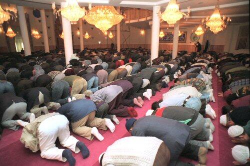 Mehrmals am Tag folgen Muslime dem Aufruf zum Gebet