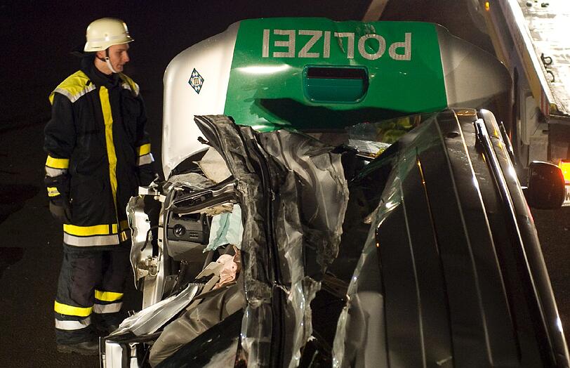 Ein 27-Tonnen-Lastwagen war am Donnerstagabend nach einem
Reifenplatzer ins Schleudern geraten und unkontrolliert durch die
Mittelleitplanke gerast, wie ein Polizeisprecher auf dapd-Anfrage
sagte.